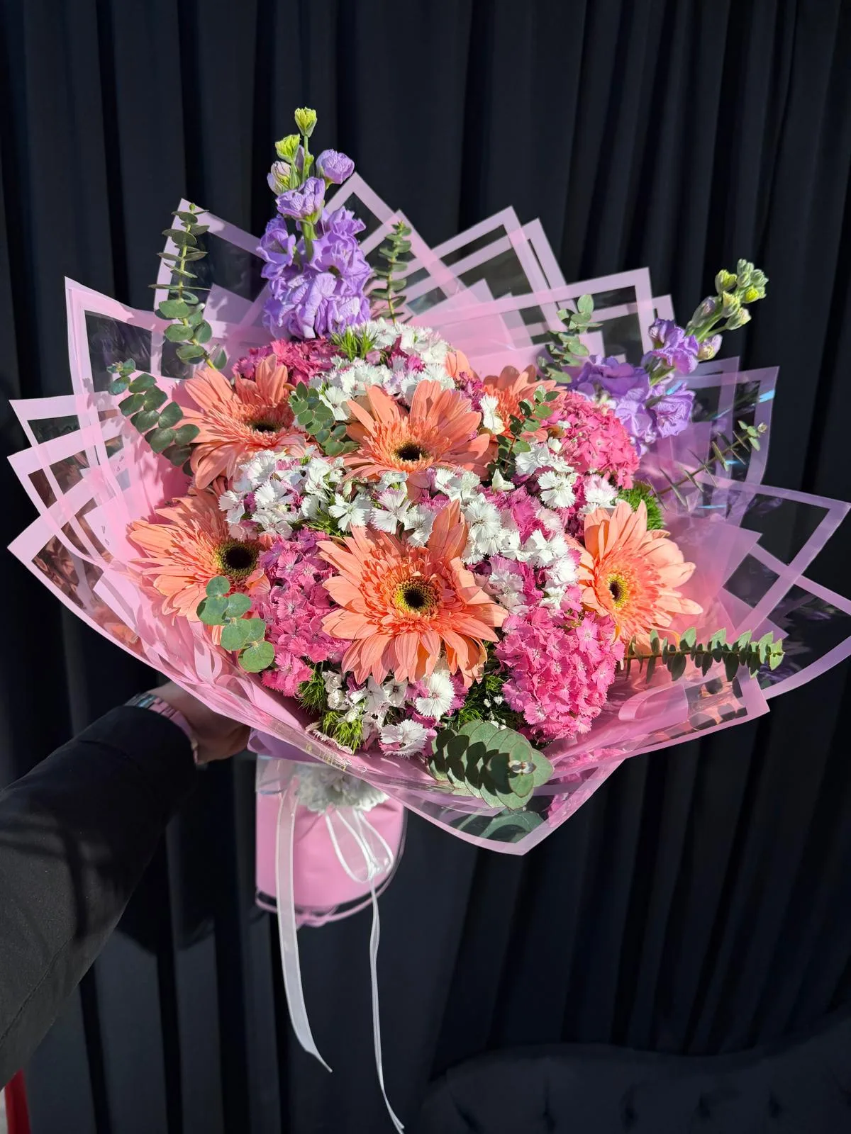 pembe gerbera, mor şebboy, çiçek buketi