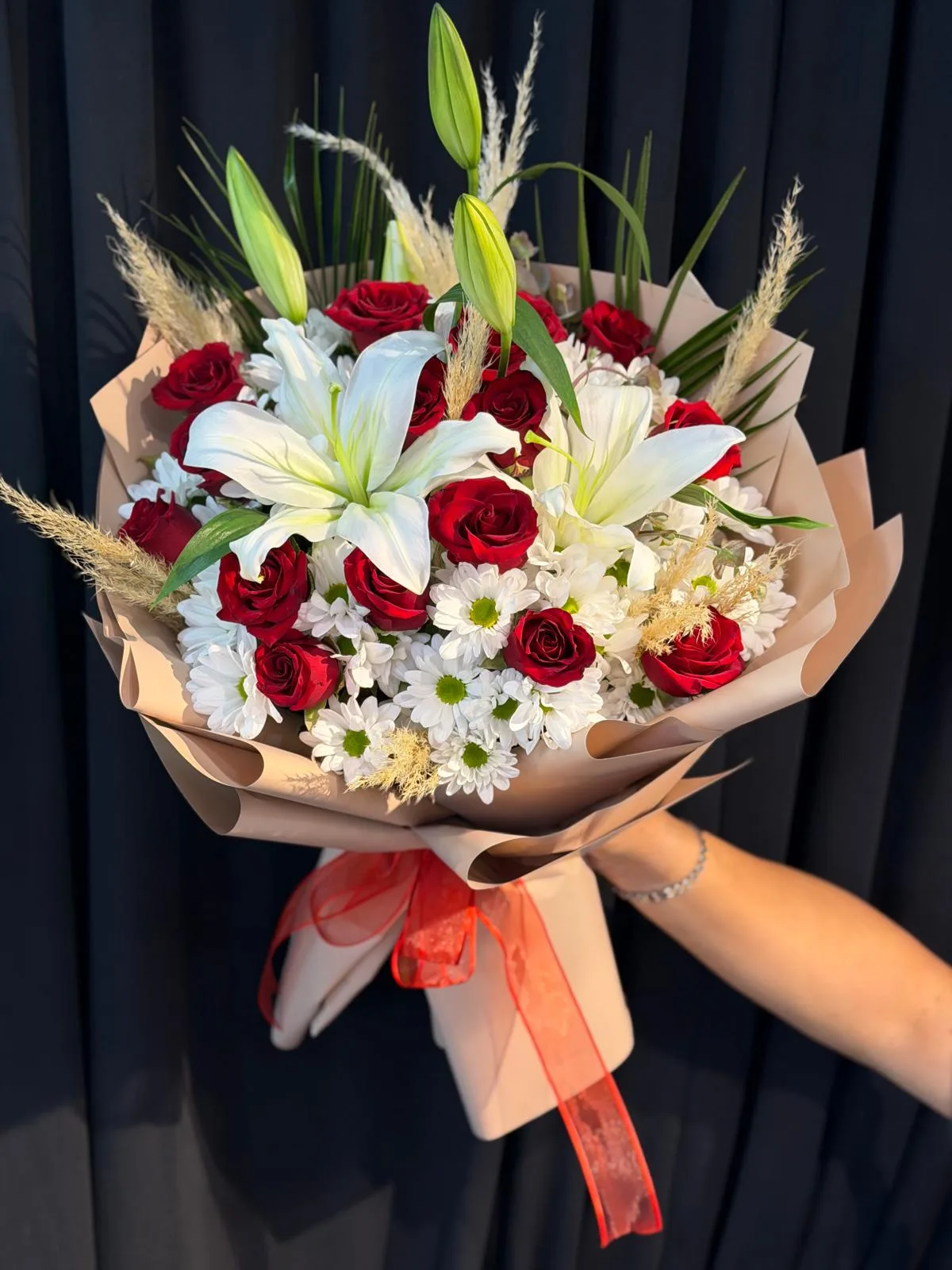 Kırmızı Gül Buketi, Beyaz Lilyum, Butik Çiçekçim