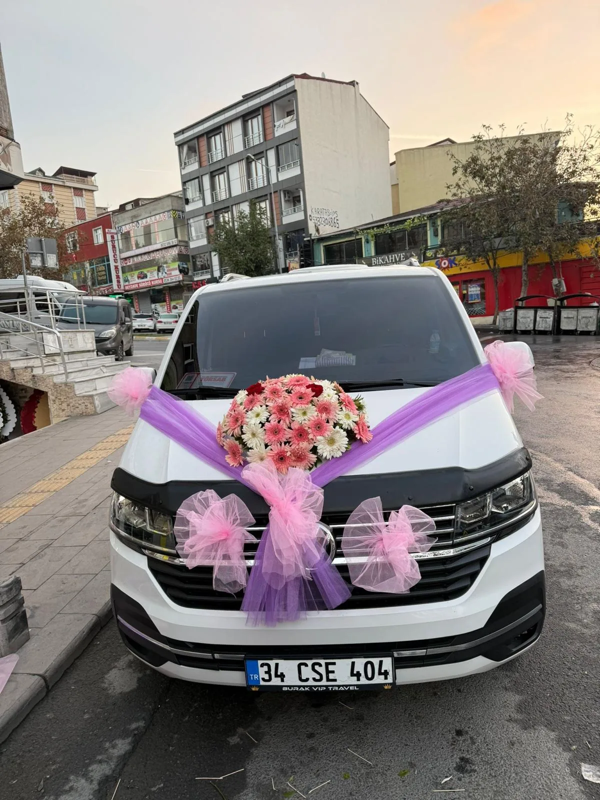 gelin arabası süsleme, pembe çiçekli gelin arabası, düğün araba süsü