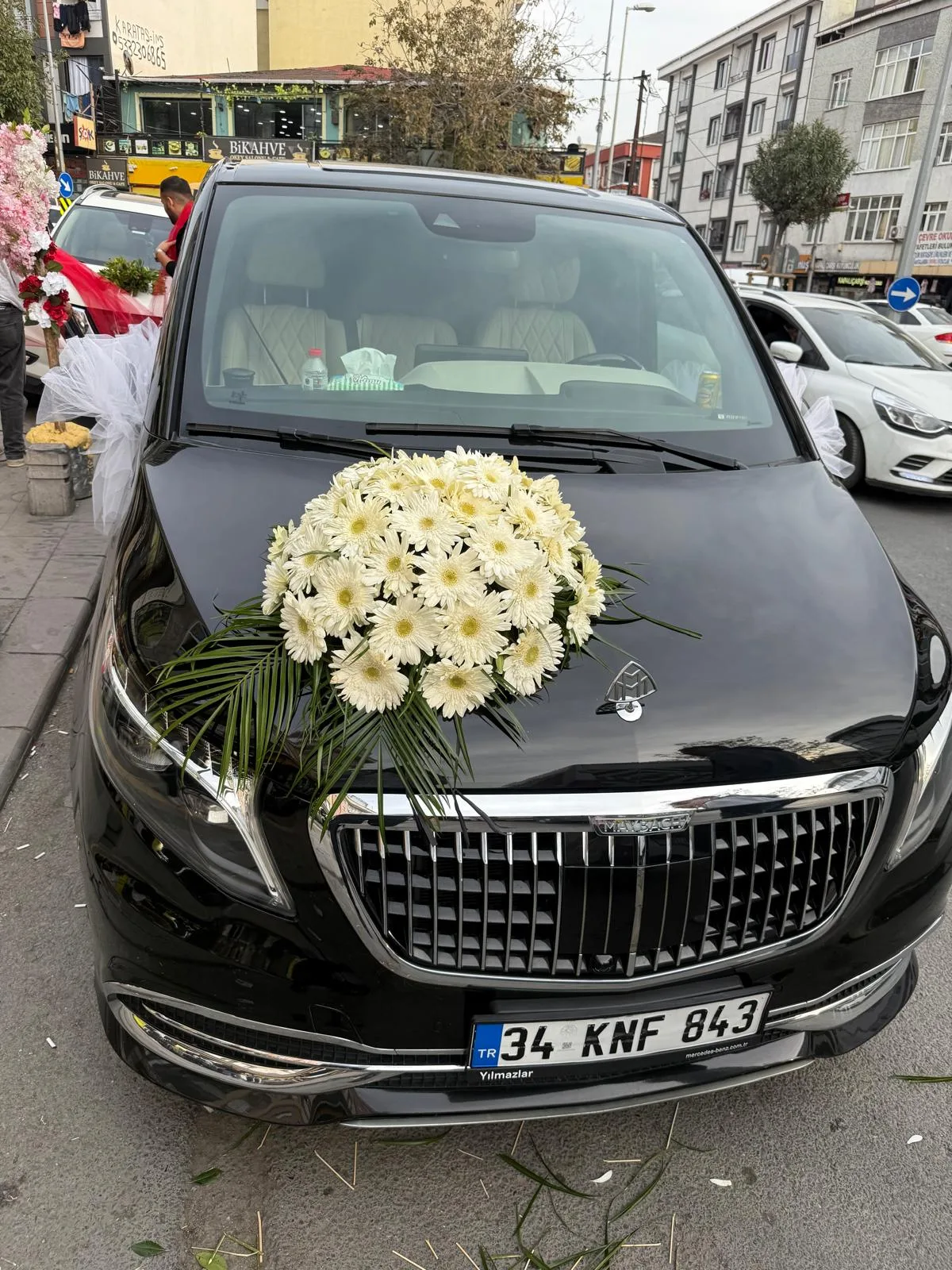 gelin arabası süsleme, beyaz çiçekli gelin arabası, düğün araba süsü